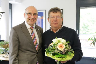 Bild vergrößern: Wladimir Luft (links) wurde von Bürgermeister Gerd Muhle in den Ruhestand verabschiedet