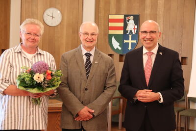 Bild vergrößern: (v.l.): Mechthild Susok, Heinz Susok, Bürgermeister Gerd Muhle