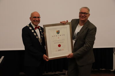 Bild vergrößern: Bürgermeister Gerd Muhle überreicht den Kulturpreis der Stadt Damme an Matthias Stöver
