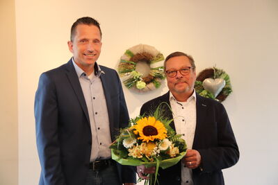 Bild vergrößern: Bürgermeister Mike Otte (links) verabschiedet Gerd-Dieter Braß