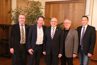 Bild vergrößern: (v.l.): Werner Fischer, Roland Zerhusen, Bürgermeister Gerd Muhle, Franz-Josef Echtermann, Mike Otte