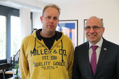 Bild vergrößern: Bürgermeister Gerd Muhle (rechts) begrüßte den neuen Mitarbeiter Henning Stambusch