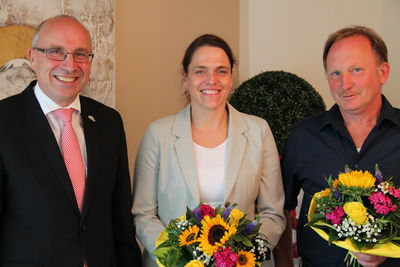 Bild vergrößern: Bürgermeister Gerd Muhle (links) gratuliert Ilka von Lehmden und Manfred Zmijewski zum Dienstjubläum 