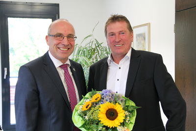 Bild vergrößern: Bürgermeister Gerd Muhle (links) gratuliert Andreas Herzog zum Dienstjubiläum