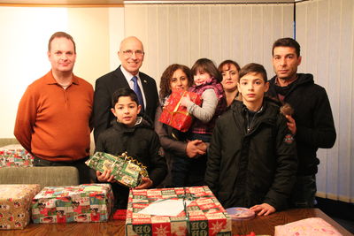 Bild vergrößern: Geschenke für die Kinder der syrischen Familie Brimo: Die Verteilung der Geschnke hat begonnen