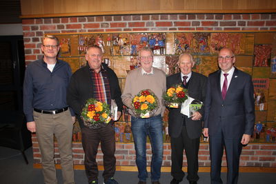 Bild vergrößern: (v.l.): Dieter Landwehr, Klaus Jaschek, Heinrich Meyer, Hubert Biestmann, Bürgermeister Gerd Muhle
