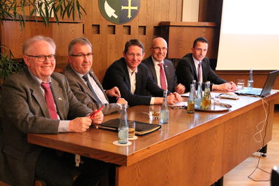 Bild vergrößern: (v.l.): Franz-Josef Echtermann, Werner Fischer, Roland Zerhusen (Vorsitzender MIT), Bürgermeister Gerd Muhle und Mike Otte