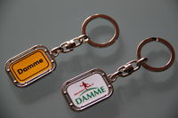 Bild vergrößern: Schlüsselanhänger Ortsschild: aus Metall, 29 mm x 19 mm, Seite 1 mit gelbem Ortsschild Damme, Seite 2 mit Logo 