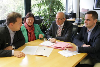 Bild vergrößern: Die Ratsleute Florian Ewald und Ilse Honkomp (links) mit dem SPD-Bundestagskandidaten Kristian Kater (rechts) beim Gespräch mit dem Bürgermeister 