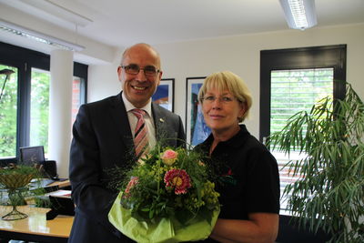 Bild vergrößern: Bürgermeister Gerd Muhle gratuliert Petra Herzog zur Ernennung zur Ortsvorsteherin