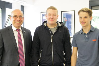 Bild vergrößern: Bürgermeister Gerd Muhle begrüßt die neuen Auszubildenden der Stadtverwaltung Damme Jan Hüdepohl (mitte) und Tom Wehming