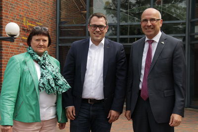 Bild vergrößern: Der SPD-Europaabgeordnete Tiemo Wölken (Mitte) besuchte jetzt die Stadt Damme und sprach mit Bürgermeister Gerd Muhle (rechts) und Ilse Honkomp, Vorsitzende des SPD-Ortsvereins Damme