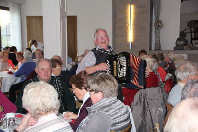 Bild vergrößern: Franz Diekmann unterhielt wie in jedem Jahr die Teilnehmer der Seniorenfahrt mit Akkordeon und Volksliedern