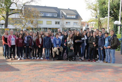 Bild vergrößern: Franz-Josef Echtermann begrüßte die Schülerinnen und Schüler aus Frankreich, die am diesjährigen Schüleraustausch des Gymnasiums Damme teilnehmen.