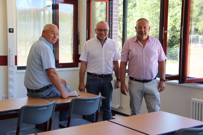Bild vergr&ouml;&szlig;ern: (v.l.): Dieter Prues (Stadtverwaltung), Architekt Gerorg Bocklage und Schulleiter Dieter Brockmeyer sind zufrieden, dass die neuen R&auml;ume p&uuml;nktlich in Betrieb genommen werden k&ouml;nnen.