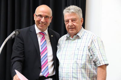 Bild vergrößern: Bürgermeister Gerd Muhle und Paul de Graeve (rechts) von Verbrüderungs-Comité Damme/Belgien