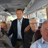 Bild vergrern: Gerd Dieter Bra (Mitte) von der Stadt Damme organisierte die diesjhrige Seniorenfahrt nach Visbek