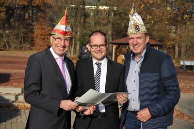 Bild vergrößern: Bürgermeister Gerd Muhle (links) überreicht dem Kultusminister Grant Hendrik Tonne (Mitte) 