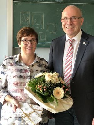 Bild vergrößern: Bürgermeister Gerd Muhle verabschiedete Angela Siebe in den Ruhestand.
