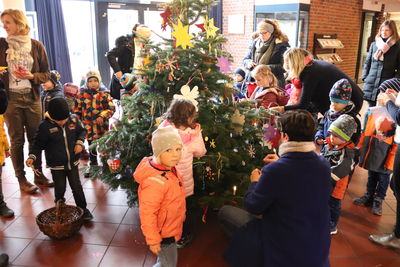 Bild vergrößern: Kinder aus der KiTa St. Martin und der des Andreaswerks schmückten jetzt den Weihnachtsbaum im Rathaus.