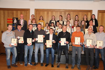 Bild vergrößern: Bürgermeister Gerd Muhle (hintere Reihe, links) ehrte insgesamt 29 Sportlerinnen und Sportler