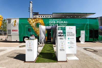 Bild vergrößern: Der Bus der DFB-Pokal-Tour macht in Osterfeine Sation