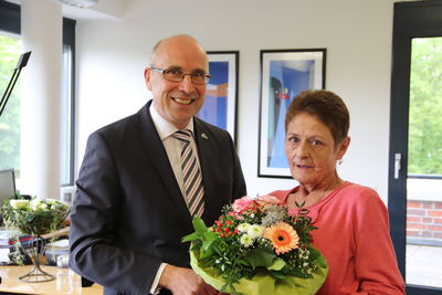 Bild vergrößern: Bürgermeister Gerd Muhle verabschiedete Mary Kreutzmann in einer kleinen Feierstunde