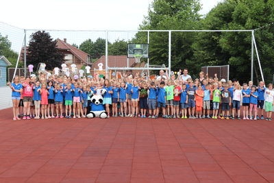 Bild vergrößern: Die Schüler der Grundschule Rüschendorf freuen sich über die neue Fußballbox