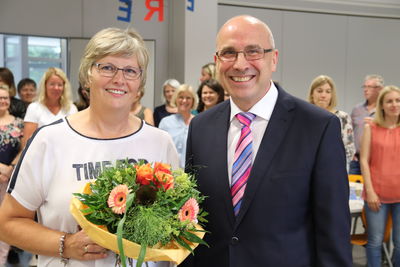 Bild vergrößern: Gertrud Gravemeyer und Bürgermeister Gerd Muhle