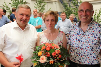 Bild vergrößern: (v.l.): Bernard Decker mit Ehefrau Petra und Bürgermeister Gerd Muhle