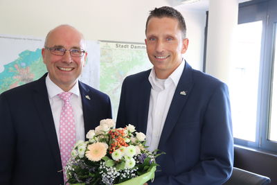 Bild vergrößern: Bürgermeister Gerd Muhle gratuliert Mike Otte zum Jubiläum