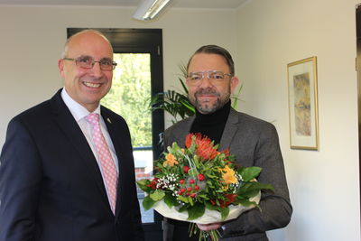 Bild vergrößern: Bürgermeister Gerd Muhle (links) gratuliert Rolf Mähler zur Beförderung