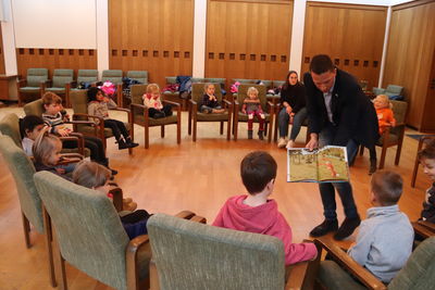 Bild vergrößern: Mike Otte, allgemeiner Vertreter des Bürgermeisters, las Kindern der KiTa St. Viktor die Geschichte vom Hasen Hibiskus vor.