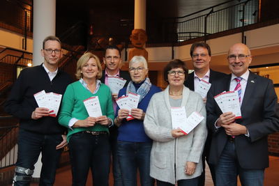 Bild vergrößern: Bürgermeister Gerd Muhle (rechts) freut sich mit den Mitgliedern des Arbeitskreises auf das Plattdeutsche Jahr 2020 in Damme.