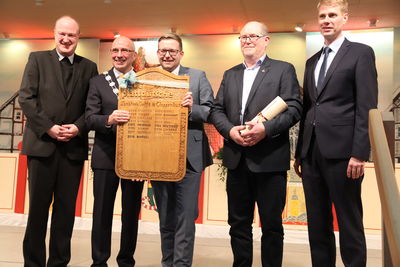 Bild vergrößern: Bürgermeister Gerd Muhle nimmt die Wandertafel von Nils Anhuth, Bürgermeister der Gemeinde Barßel, entgegen.