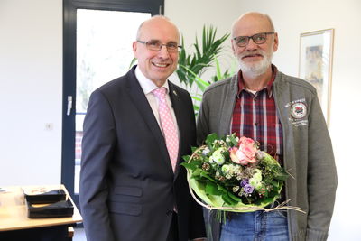 Bild vergrößern: Bürgermeister Gerd Muhle gratulierte Andreas Krebeck zum Dienstjubiläum