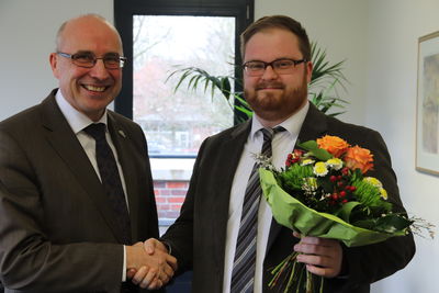 Bild vergrößern: Bürgermeister Gerd Muhle gratuliert Henrik Runnebaum zur Ernennung zum Stadtinspektor unter Berufung in das Beamtenverhältnis auf Probe.