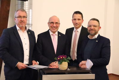 Bild vergrößern: (v.l.): Werner Fischer, Bügermeister Gerd Muhle, Mike Otte und Rolf Mähler