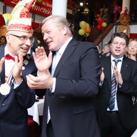 Bild vergr��ern: B�rgermeister Gerd Muhle und Wirtschaftsminister Dr. Bernd Althusmann