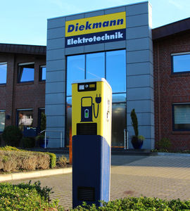 Bild vergr&ouml;&szlig;ern: Lades&auml;ule bei Elektro Diekmann