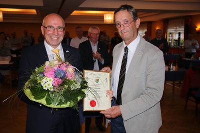 Bürgermeister Gerd Muhle wird für 40 Jahre im öffentlichen Dienst geehrt
