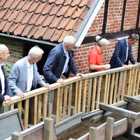 Bild vergr��ern: Das Wasser kann nun flie�en und das Rad antreiben.