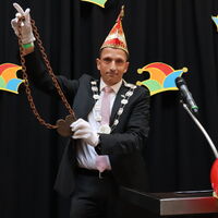 Bild vergr��ern: B�rgermeister Mike Otte pr�sentiert einen vermutlich aus der Eisenzeit stammenden Carnevalsorden.