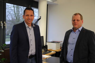 Bild vergrößern: Bürgermeister Mike Otte (links) begrüßt Frank Thölke, den neuen Mitarbeiter der Stadt Damme