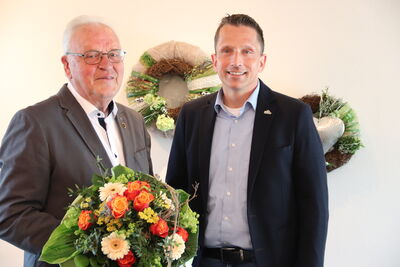 Bild vergrößern: Bürgermeister Mike Otte (rechts) verabschiedet Joseph Strieker