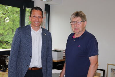 Bild vergrößern: Bürgermeister Mike Otte (links) begrüßt den neuen Mitarbeiter Reinhard Kramer
