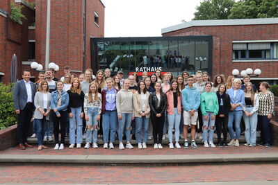 Bild vergrößern: Bürgermeister Mike Otte (links) begrüßt die Schülerinnen und Schüler des ungarischen Babits Gymnasiums und des Dammer Gymnasiums