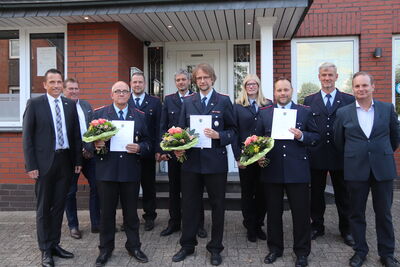 Bild vergrößern: Heinrich Südkamp (3. von links) wurde aus dem Amt des Stadtbrandmeisters entlassen. Sein Nachfolger ist Jens Varenau (6. von links)