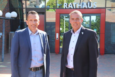 Bild vergrößern: Bürgermeister Mike Otte (links) begrüßt Christoph Bornhorst, den neuen Leiter des Fachbereichs  I, Bürgerservice und Soziales.