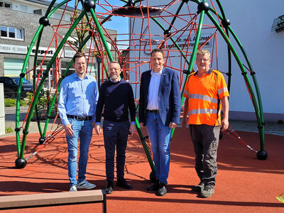 Bild vergrößern: Holger Schaper, Rolf Mähler, Mike Otte und Bauhofleiter Bernard kl. Hackmann